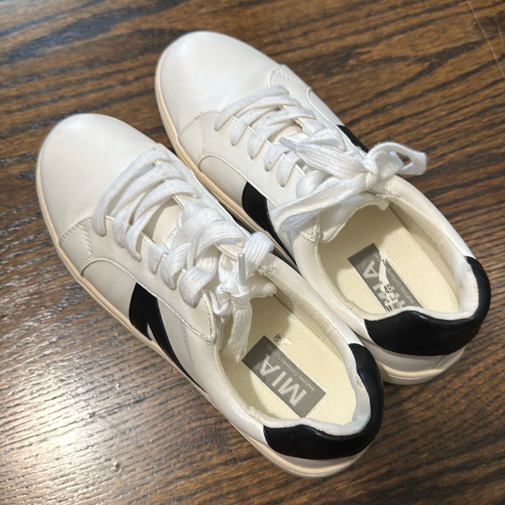 MIA Sneakers